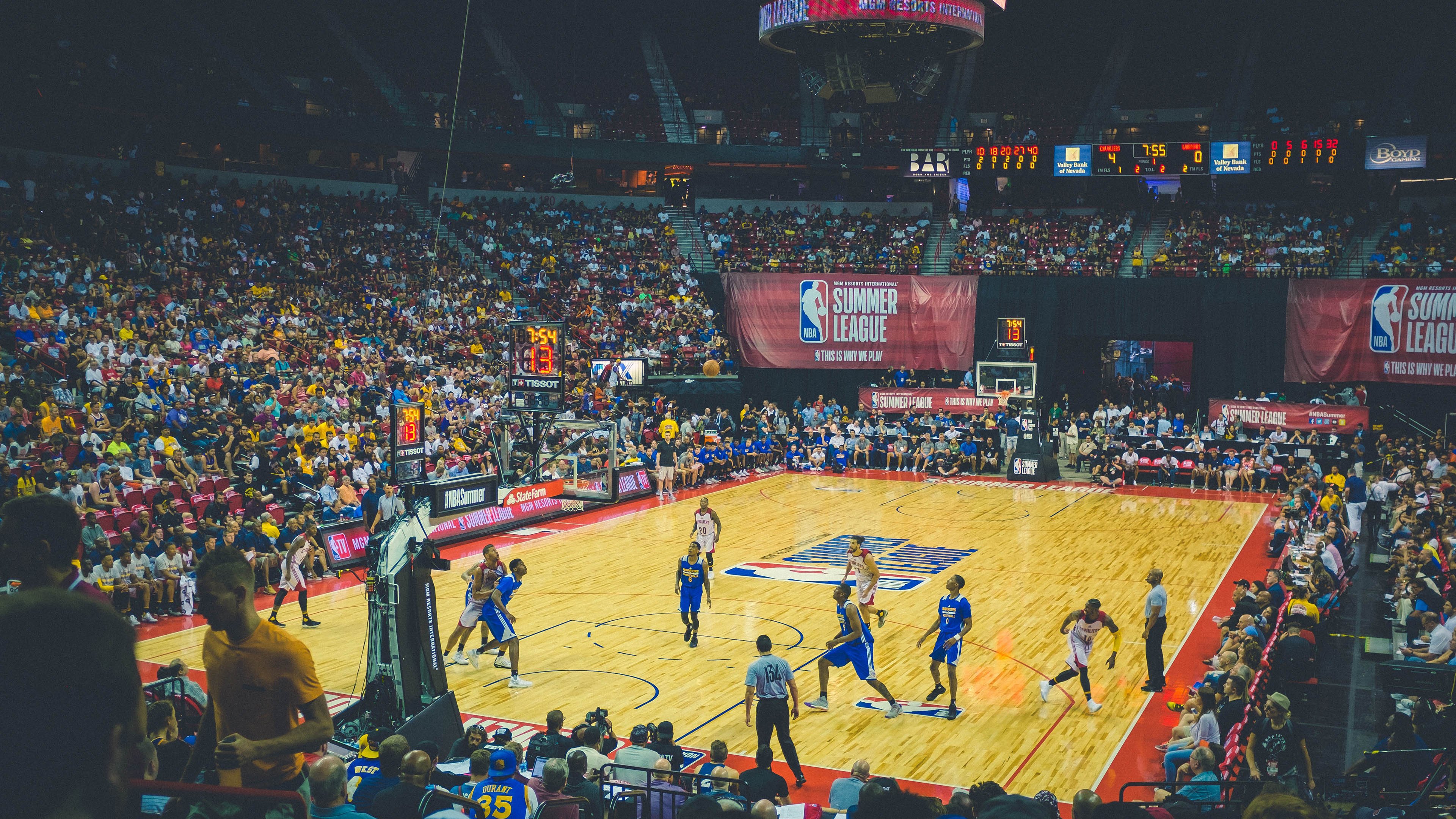 自主研发电竞设备助力电竞选手奋战赛场,电竞产品